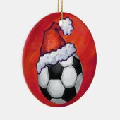 Santa Hat-Voetbal op rood Keramisch Ornament (Rechts)