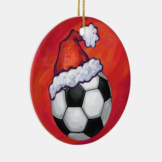 Santa Hat-Voetbal op rood Keramisch Ornament (Rechts)