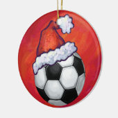 Santa Hat-Voetbal op rood Keramisch Ornament (Links)