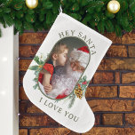 Santa Ik hou van je Holly Pine Lozenge Shape Foto Grote Kerstsok<br><div class="desc">Leuke kerst foto kous met aangepaste foto en gepersonaliseerde bericht aan de kerstman, of je kunt in plaats daarvan jouw naam toevoegen. Uw foto wordt weergegeven in 16:9 portretformaat en de fotosjabloon geeft ze automatisch weer in een pilvormige, afgeronde zuigpasvorm. Blader door mijn Rounded Lozenge Photo Collage collectie voor meer...</div>
