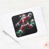 Santa in een rood pak schopt een Voetbal in stijl Vierkante Sticker (Envelop)