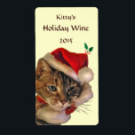 Santa Kat Christmas Wine Label<br><div class="desc">Dit schattige wijnflesje label heeft een schattige bruine,  oranje en witte tabby kat gekleed voor de kerstvakantie seizoen als Kerstman in een rood pet bijgesneden met witte vacht. Holly bessen en groene bladeren maken het ontwerp compleet. De tekst kan worden aangepast met uw speciale informatie.</div>