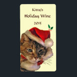 Santa Kat Christmas Wine Label<br><div class="desc">Dit schattige wijnflesje label heeft een schattige bruine,  oranje en witte tabby kat gekleed voor de kerstvakantie seizoen als Kerstman in een rood pet bijgesneden met witte vacht. Holly bessen en groene bladeren maken het ontwerp compleet. De tekst kan worden aangepast met uw speciale informatie.</div>