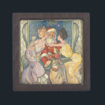Santa Kissing Vintage Christmas Kaart Premium Opbergdoosje<br><div class="desc">De zoen van de kerstman is een klassieke kersttekening die is gebaseerd op de cover van een tijdschrift uit 1902. Dit afbeelding shows de kerstklei die door het raam komt, met een grote kersttas van speelgoed in zijn hand. Hij wordt ontmoet door twee mooie Victoriaans vrouwen die hem een grote...</div>
