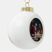 Santa knielt bij de kribbe keramische bal ornament (Links)