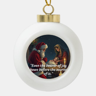 Santa knielt bij de kribbe keramische bal ornament