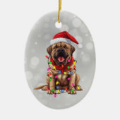 Santa Mastiff hond verpakt in kerstverlichting Keramisch Ornament (Voorkant)