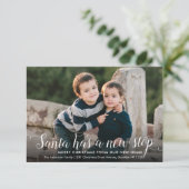 Santa New Home Stop Kerstmis Foto Holiday Moving Aankondiging (Staand voorkant)