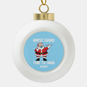 Santa Nurse Squad Tijd om te zwabberen Keramische Bal Ornament