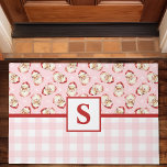 Santa Pink Gingham Monogrammed Christmas Deurmat<br><div class="desc">Verwelkom uw gasten in feestelijke stijl met deze kerstman monogram kerstdeurmat. Deze deurmat is voorzien van een charmant retro Santa-ontwerp in combinatie met een klassiek roze ginghampatroon en kan met uw initiaal worden gepersonaliseerd voor een uniek vakantiegevoel. Voeg een nostalgische en warme groet toe aan uw entree, waardoor deze perfect...</div>