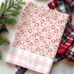Santa Pink Gingham Monogrammed Christmas Theedoek<br><div class="desc">Voeg dit vakantieseizoen een charmante, feestelijke toets toe aan uw keuken met deze kerstman en roze gingham-monogram kerstkeukenhanddoek. Met een nostalgisch Santa Claus-ontwerp in combinatie met een klassiek roze en wit ginghampatroon, kan deze handdoek worden gepersonaliseerd met uw initiaal voor een uniek en stijlvol vakantieganger. Perfect voor het toevoegen van...</div>