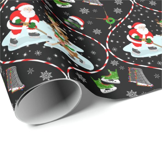 Santa Playing Ice Hockey Christmas Pattern Black Cadeaupapier (Rol Hoek)
