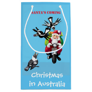 Santa postman die cadeaus levert klein cadeauzakje