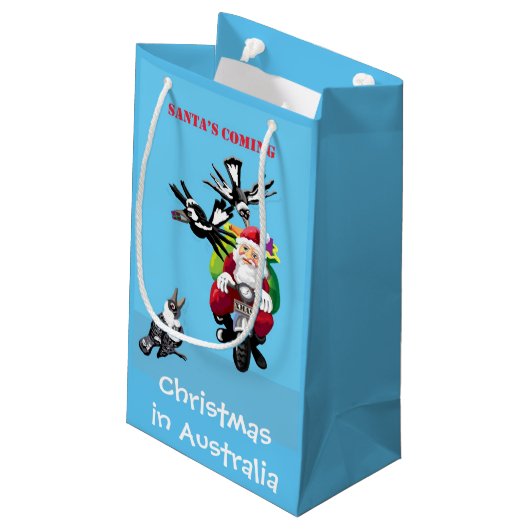 Santa postman die cadeaus levert klein cadeauzakje (Achterkant Gekanteld)