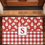Santa Red Gingham Monogrammed Christmas Deurmat<br><div class="desc">Verwelkom uw gasten in feestelijke stijl met deze kerstman monogram kerstdeurmat. Met een charmant retro Santa-ontwerp in combinatie met een klassiek rood ginghampatroon, kan deze deurmat worden gepersonaliseerd met uw initiaal voor een uniek vakantiegevoel. Voeg een nostalgische en warme groet toe aan uw entree, waardoor deze perfect is voor het...</div>