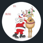 Santa rendier Christmas Gift sticker: NAAR: VAN: Ronde Sticker<br><div class="desc">Sinterklaas en zijn trouwe rendiervriend die een vrolijke tijd hebben!</div>