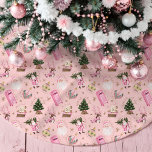 Santa Retro Roze Kerst Custom Monogram Kerstboom Rok<br><div class="desc">Voeg een grillige touch toe aan uw vakantiedecor met deze prachtige aangepaste monogram boomrok. Versierd met handgeschilderde waterverf-illustraties met verschillende geïnspireerde elementen. In het midden, een charmante roze typemachine en roze brievenbus set het tafereel, omringd door een feestelijke kerstboom en retro ornamenten. Het ontwerp wordt tot leven gebracht met een...</div>