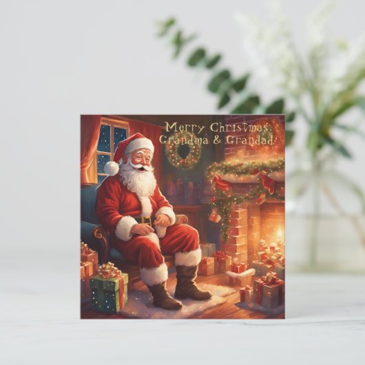 Santa rust bij de open haard | Oma en opa Feestdagenkaart (Staand voorkant)
