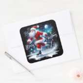 Santa schaatsen onder de donkere achtergrond van d vierkante sticker (Envelop)