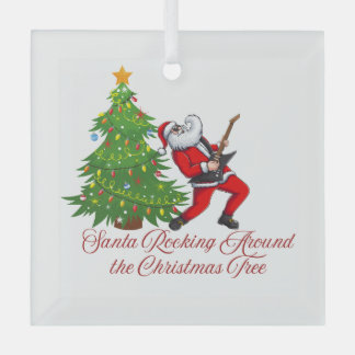 Santa schommelt rond de kerstboom op een glas ornament