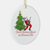 Santa schommelt rond de kerstboom op een keramisch ornament (Rechts)