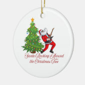 Santa schommelt rond de kerstboom op een keramisch ornament (Links)