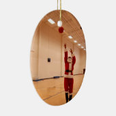 Santa Shooting Hoops Keramisch Ornament (Rechts)