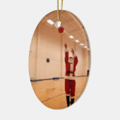 Santa Shooting Hoops Keramisch Ornament (Links)
