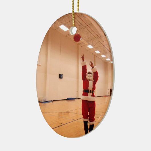 Santa Shooting Hoops Keramisch Ornament (Links)