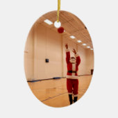 Santa Shooting Hoops Keramisch Ornament (Voorkant)