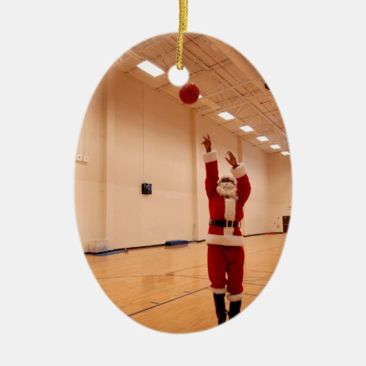 Santa Shooting Hoops Keramisch Ornament (Voorkant)