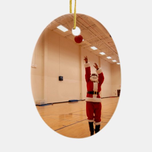 Santa Shooting Hoops Keramisch Ornament (Achterkant)