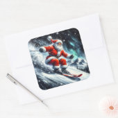 Santa ski's op een besneeuwde helling vierkante sticker (Envelop)