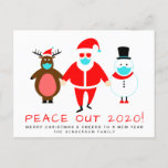 Santa Snowman Reindeer Face Mask Peace Out 2020 Feestdagenkaart<br><div class="desc">Grappig kerstfeest en nieuwjaarsvakantie-briefkaart ter viering van het aanstaande einde van een ruw jaar 2020. Een cartoon sneeuwman en rendier, geleid door een coole retro-kerstman, dragen gezichtmaskers die staan op "Peace Out 2020!" in de leuke rode typografie. U kunt de boodschap "Peace Out", de feestelijke groet (aanvankelijk ingesteld op "Merry...</div>