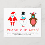 Santa Snowman Reindeer Mask Funny Peace Out 2020 Feestdagenkaart<br><div class="desc">Grappig kerstfeest en nieuwjaarsvakantie-briefkaart dat het einde van een ruw 2020 viert. Een cartoon sneeuwman, Santa Claus en rendieren dragen gezichtsmaskers die boven "Peace Out 2020!" staan in een leuke rode typografie. U kunt het bericht 'Peace Out' personaliseren, de feestelijke groet (in eerste instantie ingesteld op 'Merry Kerstmis & Cheers...</div>