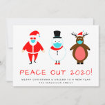 Santa Snowman Reindeer Mask Peace Out 2020 Funny Feestdagenkaart<br><div class="desc">Grappig kerstfeest en nieuwjaars feestelijke platte kaart ter ere van het komende einde van een harde 2020. Een cartoon sneeuwman, Santa Claus en rendieren dragen gezichtsmaskers die boven "Peace Out 2020" staan in een leuke rode typografie. U kunt het bericht 'Peace Out' personaliseren, de feestelijke groet (in eerste instantie ingesteld...</div>