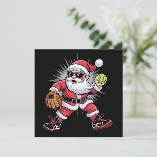Santa speelt softbal als Pitcher Christmas Sports Feestdagenkaart (Staand voorkant)