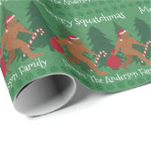 Santa Squatch Christmas Humor Jouw naam toevoegen Cadeaupapier (Rol Hoek)