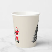 Santa standing near pine tree papieren bekers (Links)
