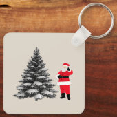 Santa standing near pine tree sleutelhanger (Achterkant)
