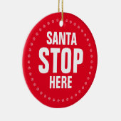 Santa Stop hier rood en grappig kerstfeest Keramisch Ornament (Rechts)