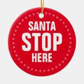 Santa Stop hier rood en grappig kerstfeest Keramisch Ornament (Voorkant)