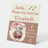 Santa stop hier voeg naam schattige muis bruin reclamebord met voetstuk (Voorkant)