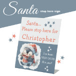 Santa stop hier voeg naam schattige pinguïn grijs reclamebord met voetstuk<br><div class="desc">"Santa, stop hier alsjeblieft voor." - "Ik ben dit jaar heel goed geweest" / personaliseer met een naam. Deze schattige tafel / aanrecht - vrijstaand bord is voorzien van een schattige kleine pinguïn en een sterrensprenkeling, geduldig wachtend op het bezoek van de kerstman, waardoor het de perfecte vakantiedecoratie is om...</div>