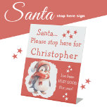 Santa stop hier voeg naam schattige pinguïn rood reclamebord met voetstuk<br><div class="desc">"Santa, stop hier alsjeblieft voor." - "Ik ben dit jaar heel goed geweest" / personaliseer met een naam. Deze schattige tafel / aanrecht - vrijstaand bord is voorzien van een schattige kleine pinguïn en een sterrensprenkeling, geduldig wachtend op het bezoek van de kerstman, waardoor het de perfecte vakantiedecoratie is om...</div>