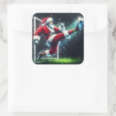 Santa trapt een Voetbal in een feestelijke sfeer Vierkante Sticker (Tas)