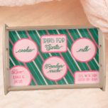 Santa Treats Snoep Stripe Christmas Cookie Dienblad<br><div class="desc">Een leuke vakantietraditie begint met deze kersttraktatie dienbladen. Deze lade bevat een grillig roze en groene streep ontwerp met moderne lettertypen. Laat melk en koekjes voor de kerstman en vergeet de rendiersnacks niet!</div>