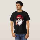 Santa with Iced Coffee – Modern Cool Christmas San T-shirt (Voorkant volledig)
