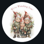 Santa's Christmas Elves Rode Petten Pointy Ears Ronde Sticker<br><div class="desc">Kerst stickers met schattige Elfen gekleed in groen en met rode puntige petten. "We kijken naar je!" #generative inhoud</div>