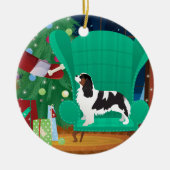 Santa's Gift - Cavalier King Charles Spaniel Tri Keramisch Ornament (Voorkant)